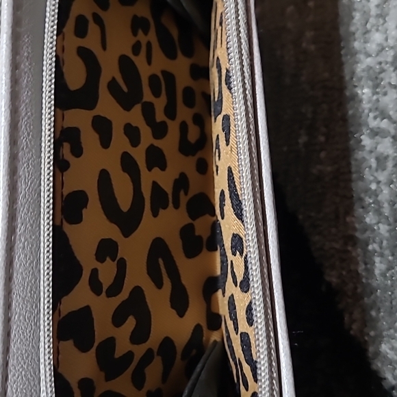 Jessica Simpson Applique Design Faux Leather Leopard Print Interior Wallet - Picture 8 of 12